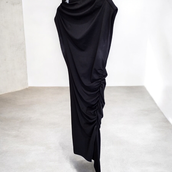 Elegant Black Sleeveless Dress - Picture 4 of 5